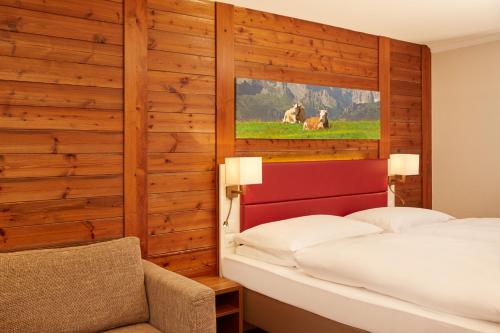 Кровать или кровати в номере H+ Hotel & SPA Engelberg