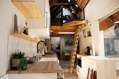 una casetta con cucina e soppalco di Carrington Cottage a Kimberley