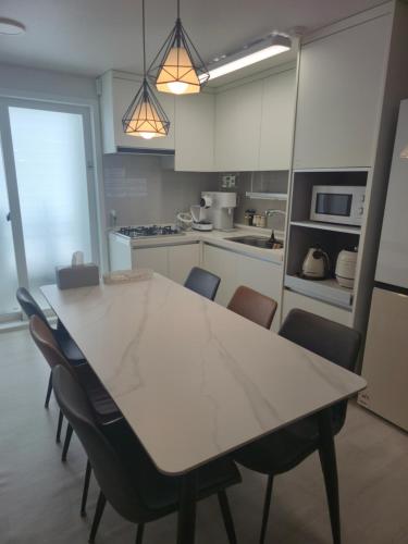 a kitchen with a table and chairs in it at Mind Stay Hwangridan-gil in Gyeongju