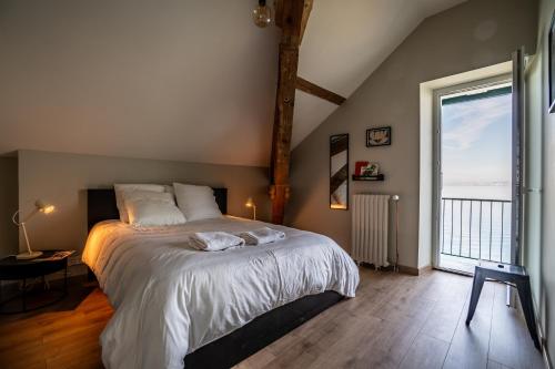 Katil atau katil-katil dalam bilik di La Villa du Lac - Appartements de vacances - Les pieds dans l'eau