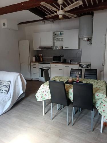une cuisine et une salle à manger avec une table et des chaises dans l'établissement La montée des Pénitents, à Saint-Chamas