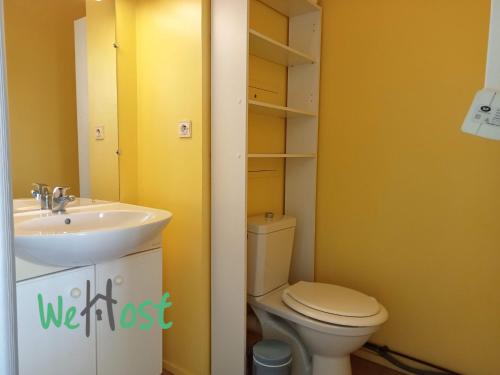 une salle de bain avec toilettes et lavabo dans l'établissement Alfred - Studio - Seafront - Parking, à La Rochelle