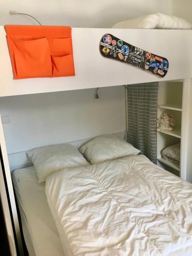 un lit avec un snowboard sur la couchette supérieure dans l'établissement Vars Les Claux - Résidence l'Albane, à Vars