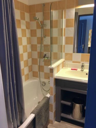 une salle de bain avec douche et lavabo dans l'établissement Vars Les Claux - Résidence l'Albane, à Vars