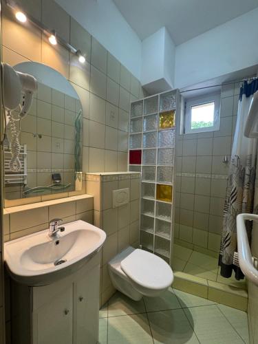 ein Badezimmer mit Waschbecken und Toilette in der Unterkunft Okulski Grand Rozewie Pokoje i Apartamenty in Jastrzębia Góra