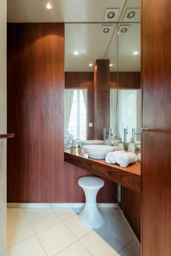 La salle de bains est pourvue d'un comptoir avec un miroir et un lavabo. dans l'établissement Veeve - Le Marais Retreat, à Paris