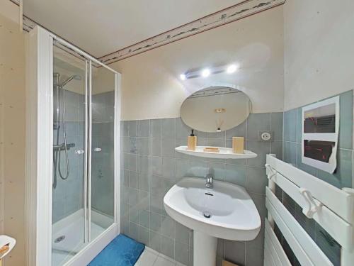 une salle de bain avec un lavabo, une douche et un miroir dans l'établissement Studio ensoleillé avec balcon Sud, parking, navette, 4 couchages - Le Grand-Bornand - FR-1-241-98, au Grand-Bornand