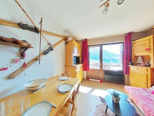 une cuisine avec une table et une salle à manger dans l'établissement Studio 4 Pers. avec Balcon Sud, Parking et Navette - Le Grand-Bornand - FR-1-241-221, au Grand-Bornand