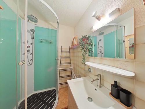 une salle de bain avec douche et lavabo dans l'établissement Studio 4 Pers. avec Balcon Sud, Parking et Navette - Le Grand-Bornand - FR-1-241-221, au Grand-Bornand