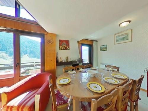 une salle à manger avec une table et des chaises en bois dans l'établissement Superbe Appt 5 Pièces, 8 Couchages, Cheminée, Balcon Sud, au Grand-Bornand - FR-1-241-197, au Grand-Bornand