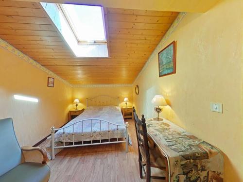- une chambre mansardée avec un lit et une lucarne dans l'établissement Superbe Appt 5 Pièces, 8 Couchages, Cheminée, Balcon Sud, au Grand-Bornand - FR-1-241-197, au Grand-Bornand
