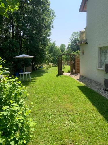 Jardín al aire libre en le p'tit studio au calme au pied du Jura