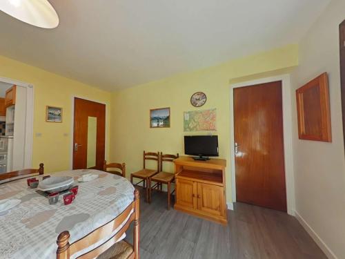 une chambre avec un lit et un bureau avec une télévision dans l'établissement Appartement 2 pièces, 6 couchages, centre du Grand-Bornand, proche commerces et télécabine - FR-1-241-106, au Grand-Bornand