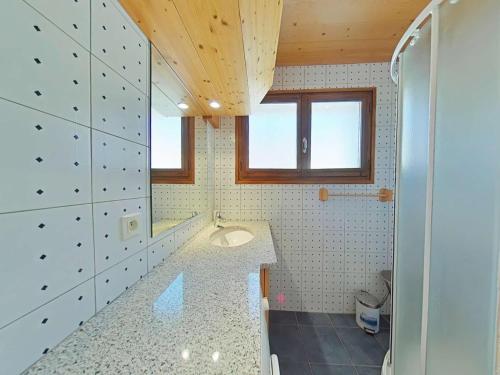 Et badeværelse på Appartement 2 pièces, 6 couchages, centre du Grand-Bornand, proche commerces et télécabine - FR-1-241-106