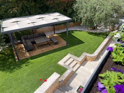an overhead view of a gazebo in a garden at Apartmani Žužić in Poreč