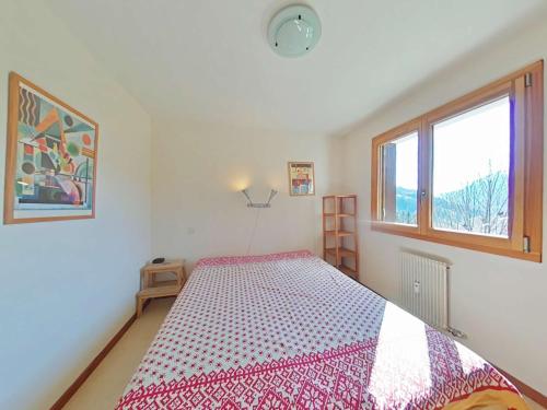 une chambre avec un lit et une fenêtre dans l'établissement GRAND BORNAND, Appt 2 Pièces 5 Couchages, Calme, Cheminée, Navettes proches - FR-1-241-142, au Grand-Bornand