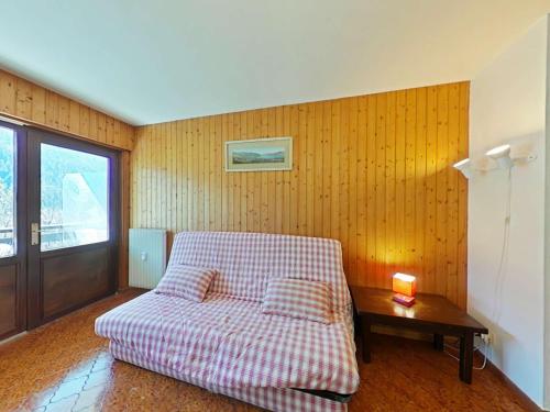 un salon avec un canapé et une table dans l'établissement Studio 4 couchages, proche télécabine, parking, animaux acceptés - FR-1-241-75, au Grand-Bornand