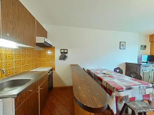 - une cuisine avec un comptoir, un évier et une table dans l'établissement Studio 4 couchages, proche télécabine, parking, animaux acceptés - FR-1-241-75, au Grand-Bornand