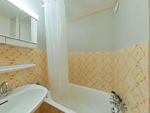 une salle de bain avec un lavabo et des toilettes dans l'établissement Studio 4 couchages, proche télécabine, parking, animaux acceptés - FR-1-241-75, au Grand-Bornand