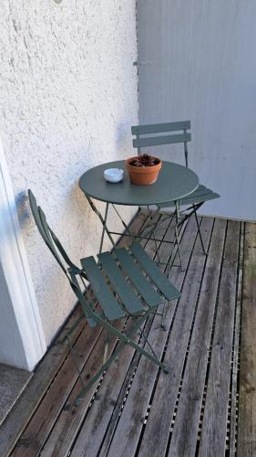 una mesa y una silla con un tazón. en Spitzbart, en Eferding