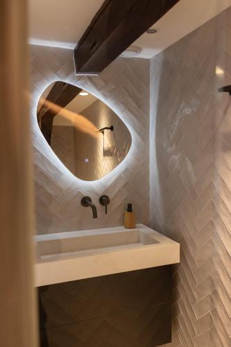 a bathroom with a sink and a mirror at Maison Hans in Loenen aan de Vecht