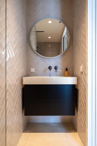a bathroom with a sink and a mirror at De Lindekamer in Loenen aan de Vecht
