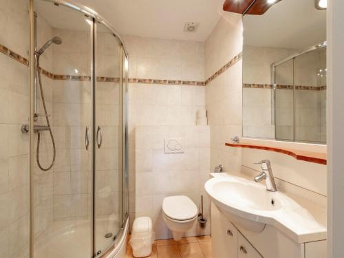 Ένα μπάνιο στο Bungalow near Beach and Forest in De Blenck