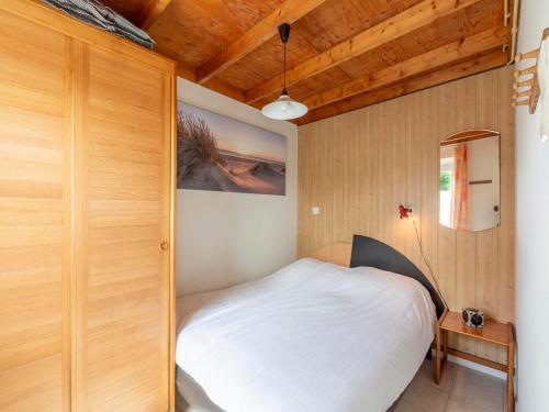 Ένα ή περισσότερα κρεβάτια σε δωμάτιο στο Bungalow near Beach and Forest in De Blenck