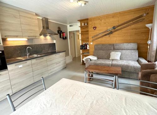une cuisine et un salon avec un canapé et une table dans l'établissement FLOCON Joséphine Immobilier, à La Salle Les Alpes