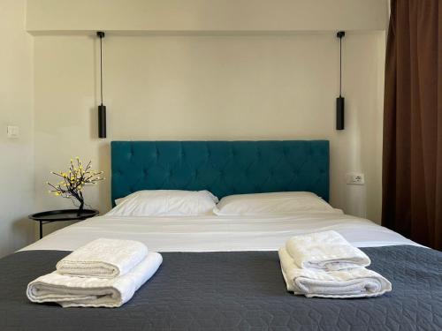 Un dormitorio con una cama con toallas. en Boutique Central Studio Apartments, en Tirana