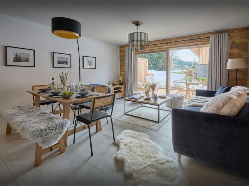 un salon avec un canapé et une table dans l'établissement Lodge Nicola - OVO Network, aux Gets