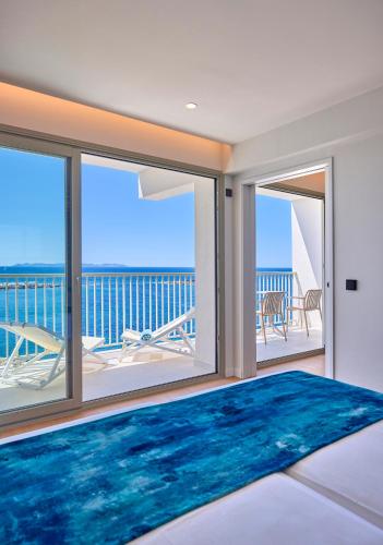 a room with a view of the ocean at Universal Hotel Romantica in Colonia Sant Jordi