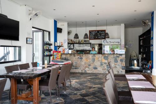 Et tv og/eller underholdning på Sai Naam Lanta - Apartments & Townhouses