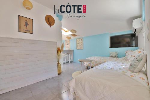 une chambre avec un lit et une table dedans dans l'établissement Le Petit Mas, à Carry-le-Rouet