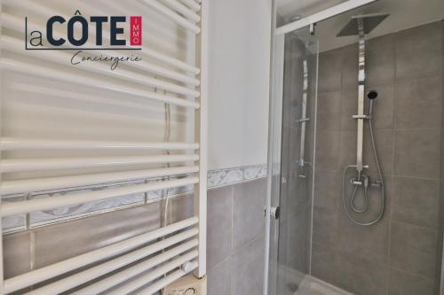 une douche avec une porte vitrée dans une salle de bain dans l'établissement Le Petit Mas, à Carry-le-Rouet