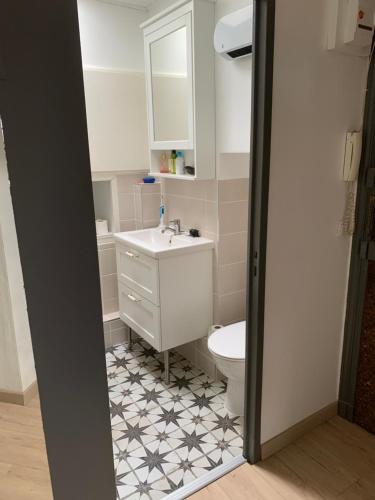 une salle de bain avec un lavabo blanc et des toilettes dans l'établissement Duplex marché de Talensac au cœur de Nantes, à Nantes