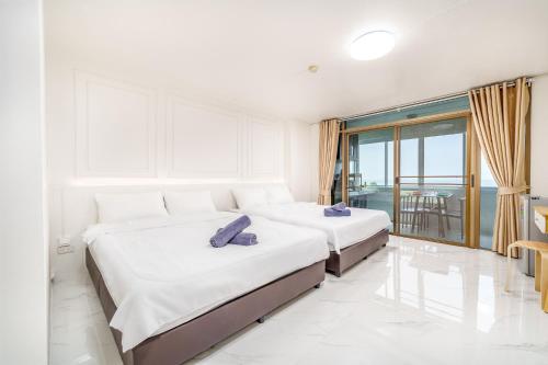 Katil atau katil-katil dalam bilik di Bang Saen Royal Beach by Sea view Bang Saen