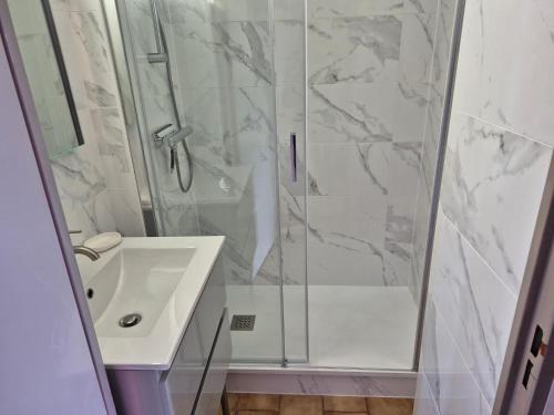 une salle de bain avec douche et lavabo dans l'établissement Panoramic 1, Bel appartement familiale avec piscine et parking, au Cap d'Agde