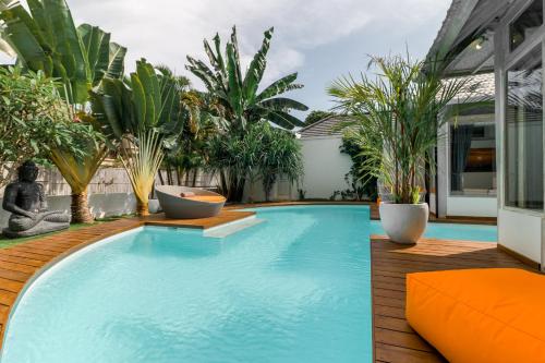 a swimming pool in the middle of a house with plants at Villa Cemacase in Cemagi