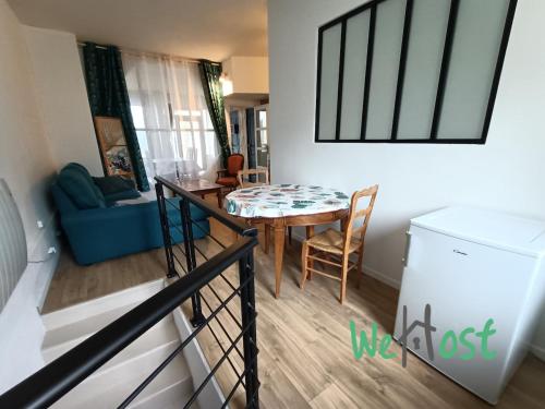 Il dispose d'une cuisine et d'un salon avec une table et un réfrigérateur. dans l'établissement Foc - Original loft Beach - Port, à La Rochelle
