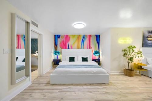 Cama o camas de una habitación en Ocean Drive Oasis Rooftop Pool & Bar