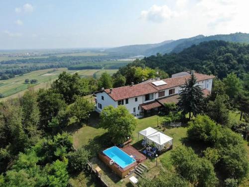 an aerial view of a house with a swimming pool at Cascina Il Dovese in Gabiano