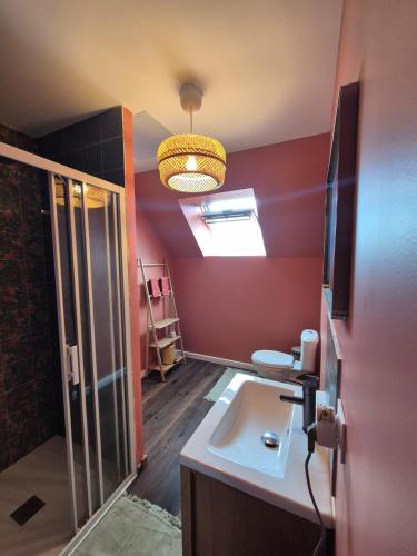 baño con lavabo, aseo y luz en Cocon Normand, en Anisy