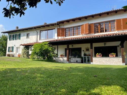 a large house with a lawn in front of it at Cascina Il Dovese in Gabiano