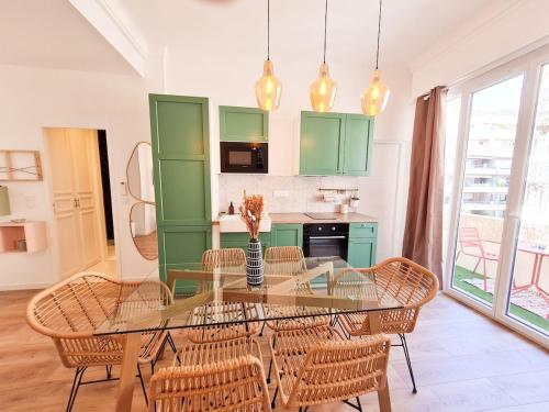 une salle à manger avec une table et des chaises en verre dans l'établissement Appartement Prestige, Climatisation, Balcon, Nice, à Nice