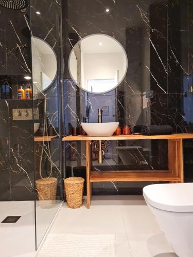 une salle de bain avec un lavabo et un miroir dans l'établissement Appartement Prestige, Climatisation, Balcon, Nice, à Nice