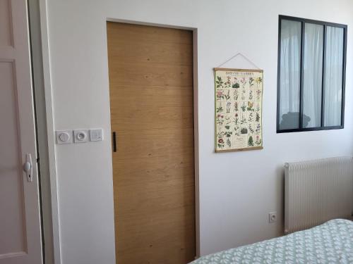 - une porte dans une chambre avec un lit et un miroir dans l'établissement Chambre cosy avec salle de bain privative, au Mans