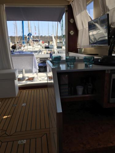 une vue d'un bateau avec vue sur un quai dans l'établissement IPHARRA - Bateau à quai, à Sète