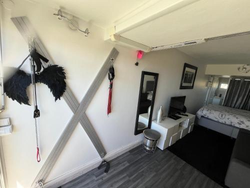 - une chambre avec un lit et un miroir dans l'établissement Port nature 2 coursives sud, au Cap d'Agde