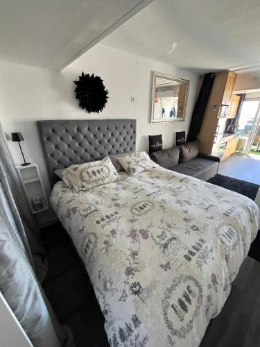 une chambre avec un grand lit et un canapé dans l'établissement Port nature 2 coursives sud, au Cap d'Agde